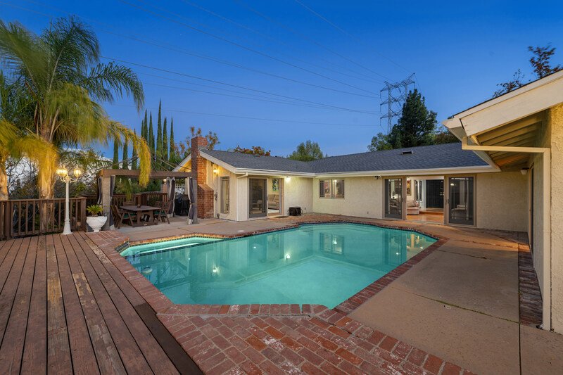 Casa en venta con alberca iluminada