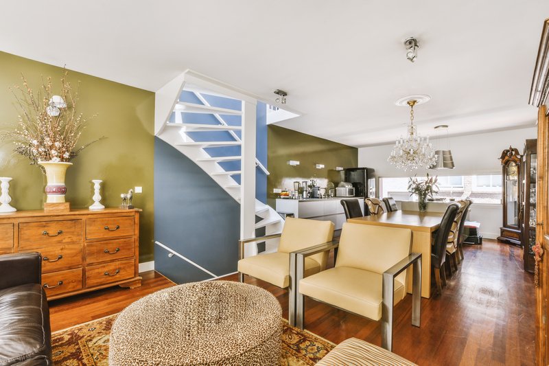 Sala minimalista en el primer piso de casa 2 pisos